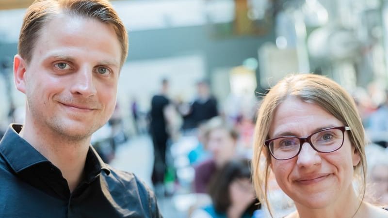 Franziska Brychcy (r) und Maximilian Schirmer, beide Berliner Landesvorsitzende der Partei Die Linke, stehen nach ihrer Wahl zur neuen Doppelspitze der Berliner Linken beim Landesparteitag zusammen.