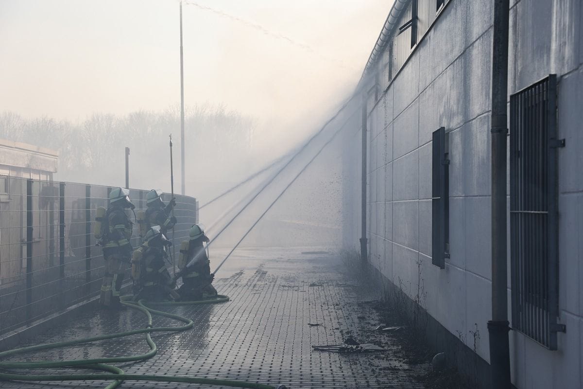 Brand in einer Lagerhalle (Archivbild): Bis zu 70 Einsatzkräfte der Feuerwehr Essen, des Rettungsdienstes, des THWs, des LANUV sowie des Umweltamtes waren im Einsatz.