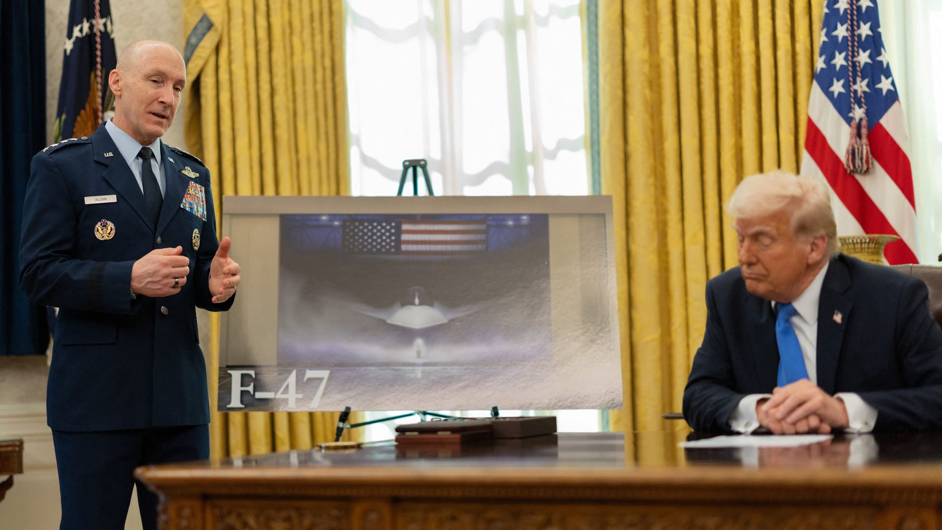 US-Präsident Donald Trump lässt sich von Luftwaffen-Chef David W. Allvin den F-47-Kampfjet erklären.