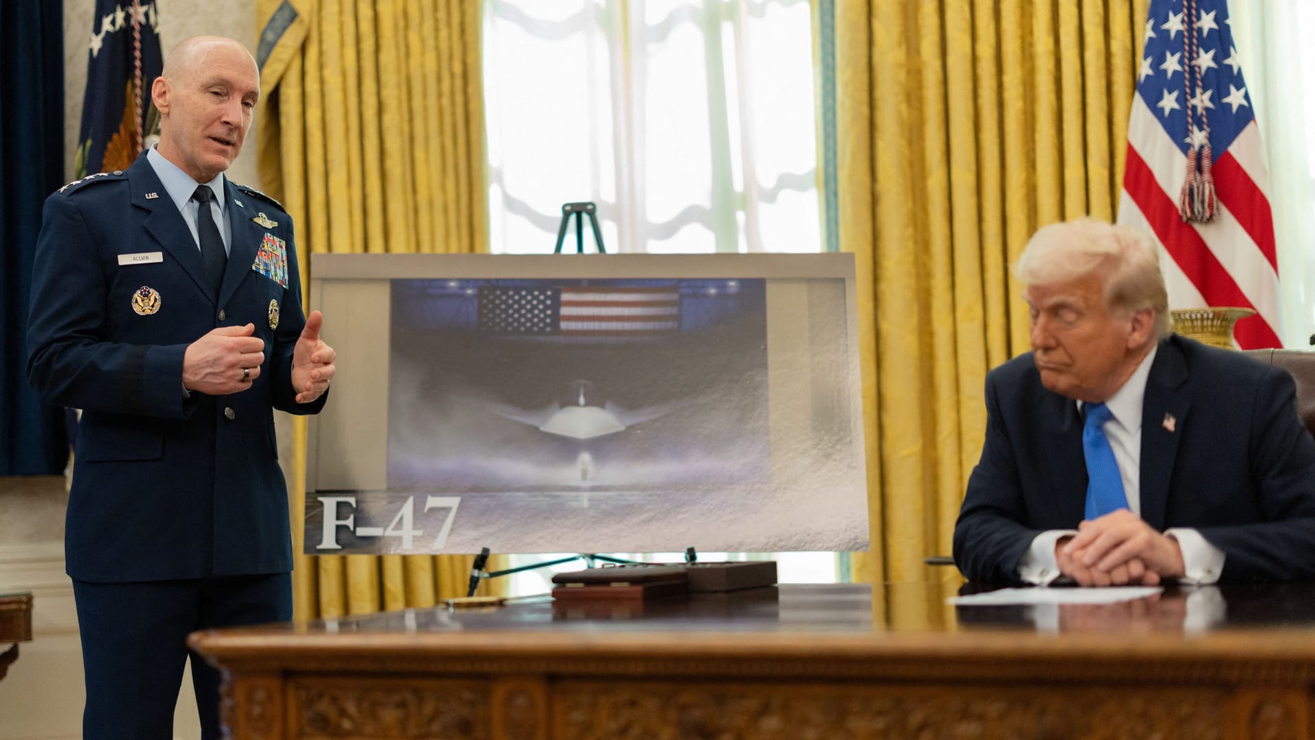 US-Präsident Donald Trump lässt sich von Luftwaffen-Chef David W. Allvin den F-47-Kampfjet erklären. US-Präsident Donald Trump lässt sich von Luftwaffen-Chef David W. Allvin den F-47-Kampfjet erklären.