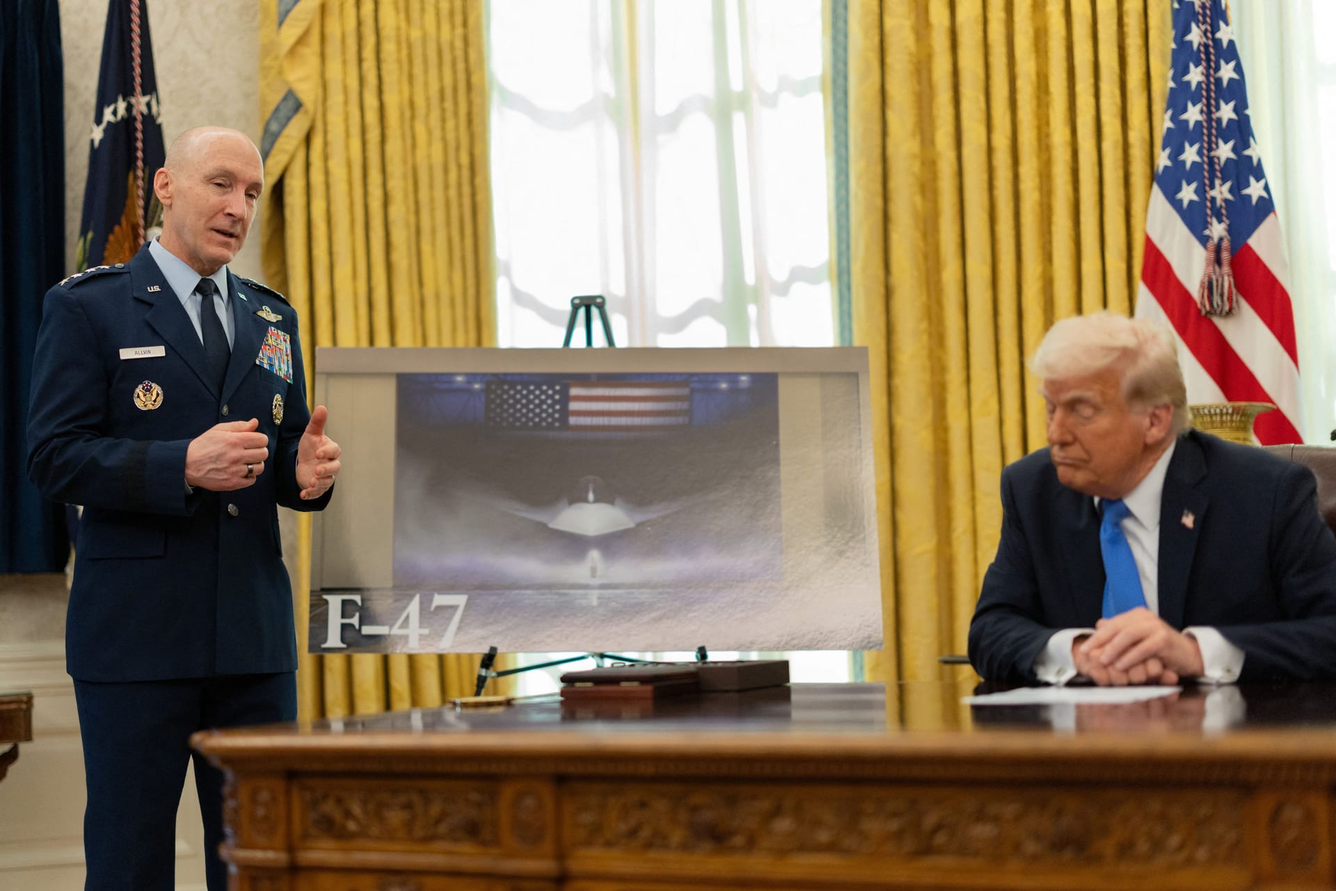 US-Präsident Donald Trump lässt sich von Luftwaffen-Chef David W. Allvin den F-47-Kampfjet erklären.