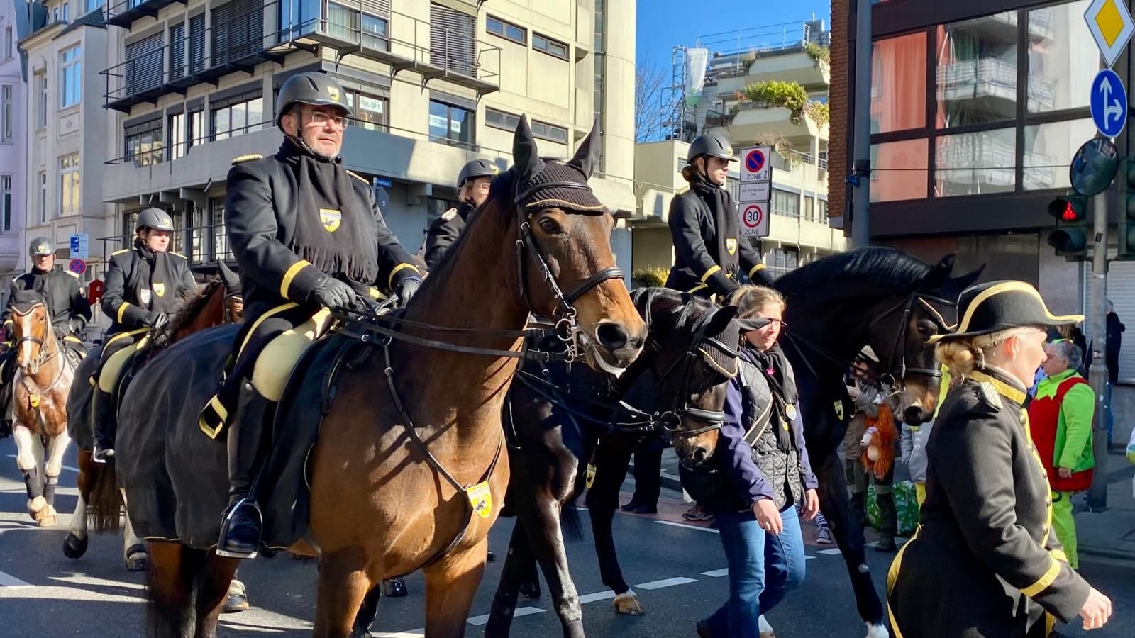 Pferde im Aachener Karneval: 10 Reiter einer ehemaligen Polizeistaffel ziehen mit ihren Pferden durch die Straßen.