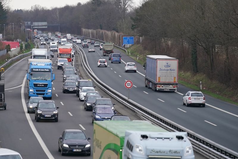 Blick auf die Autobahn A23 an der Auf- und Abfahrt Halstenbek-Krupunder: Die Richtungsfahrbahn Hamburg wird bis Ende Juli zwischen Pinneberg-Nord und Halstenbek/Rellingen saniert.