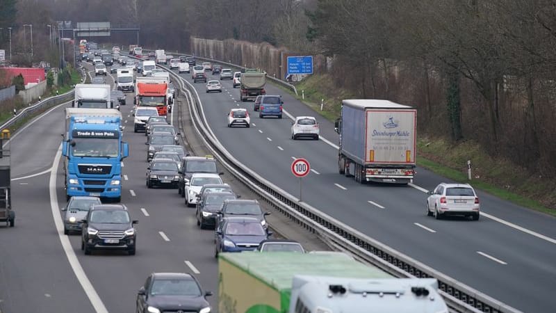 Blick auf die Autobahn A23 an der Auf- und Abfahrt Halstenbek-Krupunder: Die Richtungsfahrbahn Hamburg wird bis Ende Juli zwischen Pinneberg-Nord und Halstenbek/Rellingen saniert.