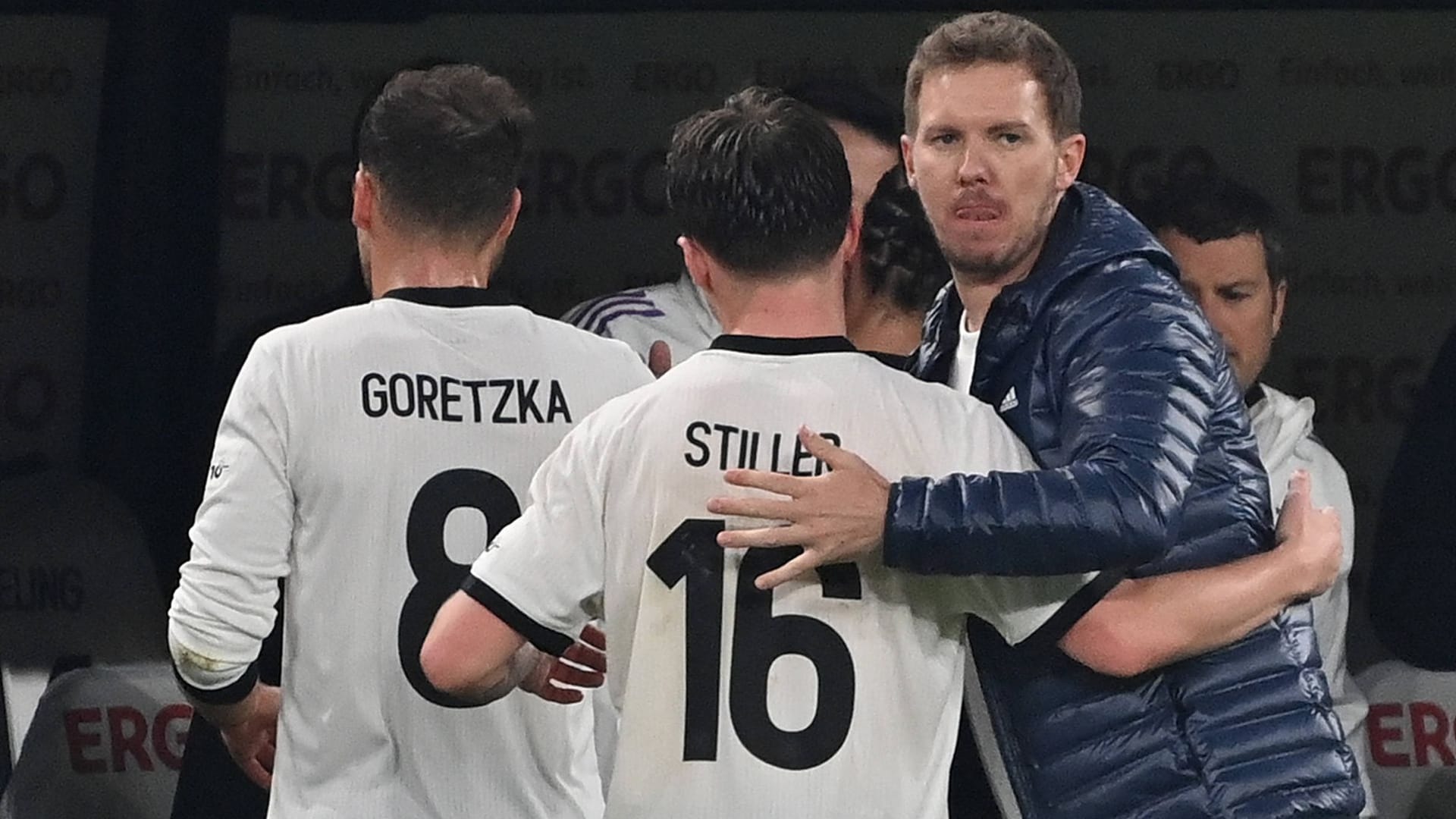 Wendepunkt im Rückspiel gegen Italien: Bundestrainer Nagelsmann (r.) wechselt Goretzka und Stiller aus.