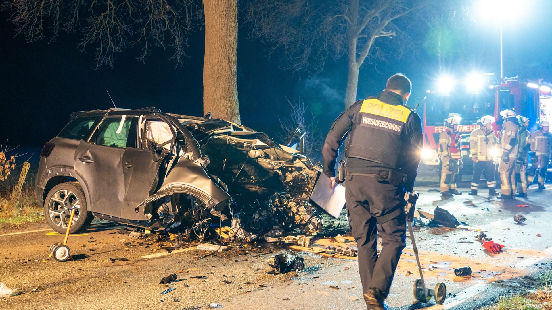 Bei einem schweren Verkehrsunfall ist am späten Montagabend ein Autofahrer in Wistedt im Landkreis Harburg ums Leben gekommen.