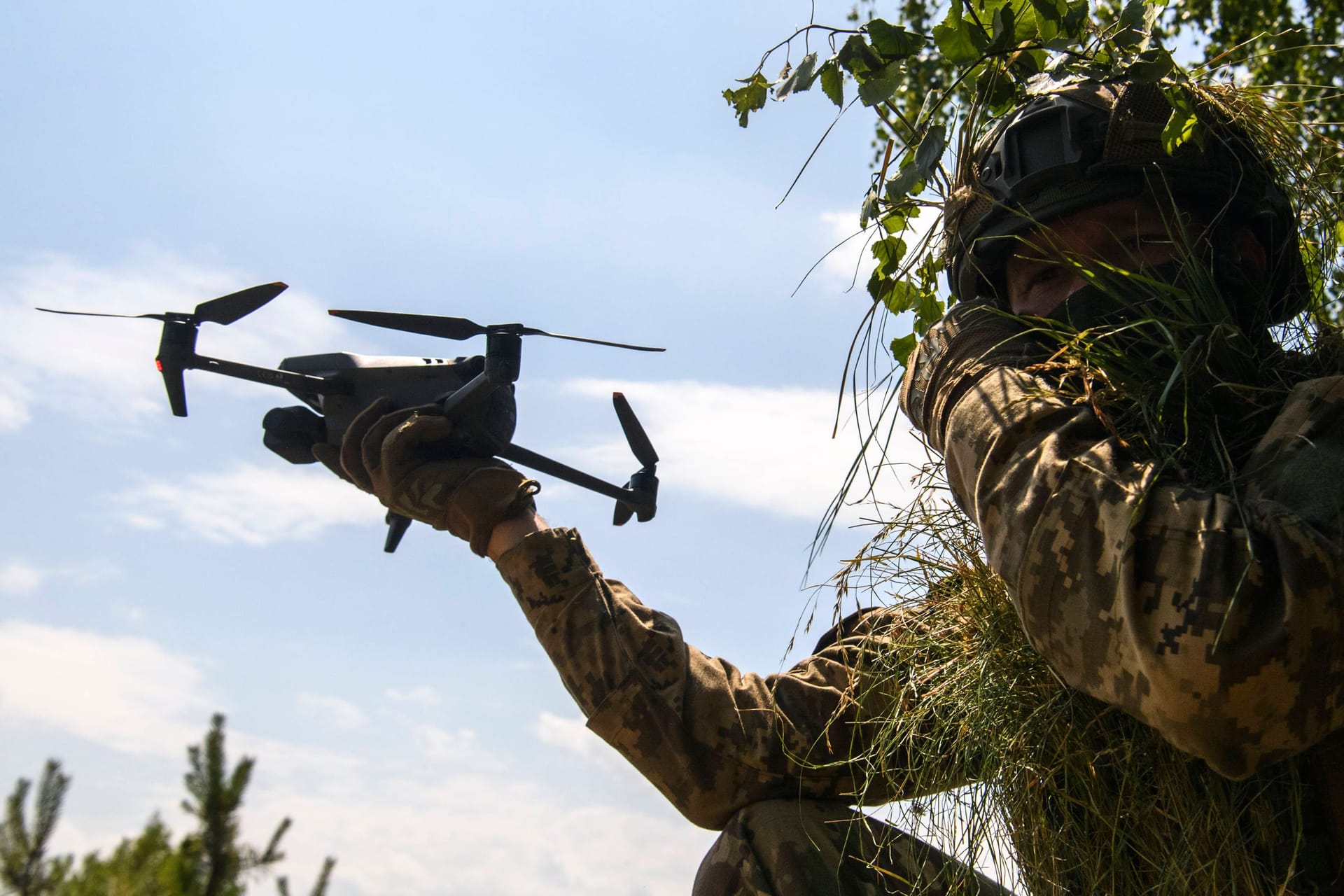 Ukrainischer Soldat mit einer Drohne (Archivbild): Alleine im vergangenen Jahr hat die Ukraine über 2 Millionen Drohnen hergestellt.