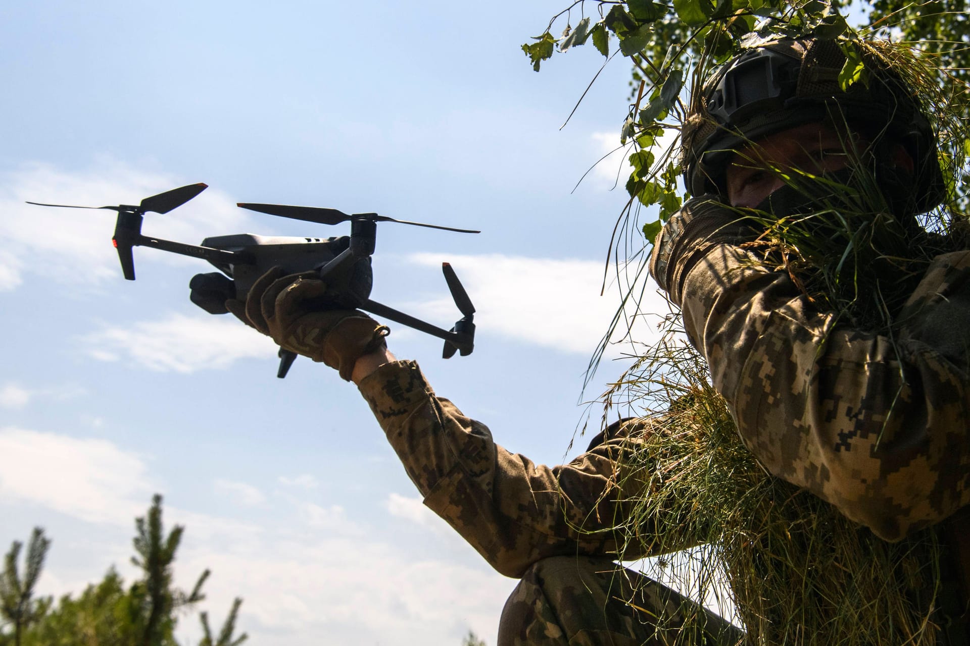 Ukrainischer Soldat mit einer Drohne (Archivbild): Alleine im vergangenen Jahr hat die Ukraine über 2 Millionen Drohnen hergestellt.