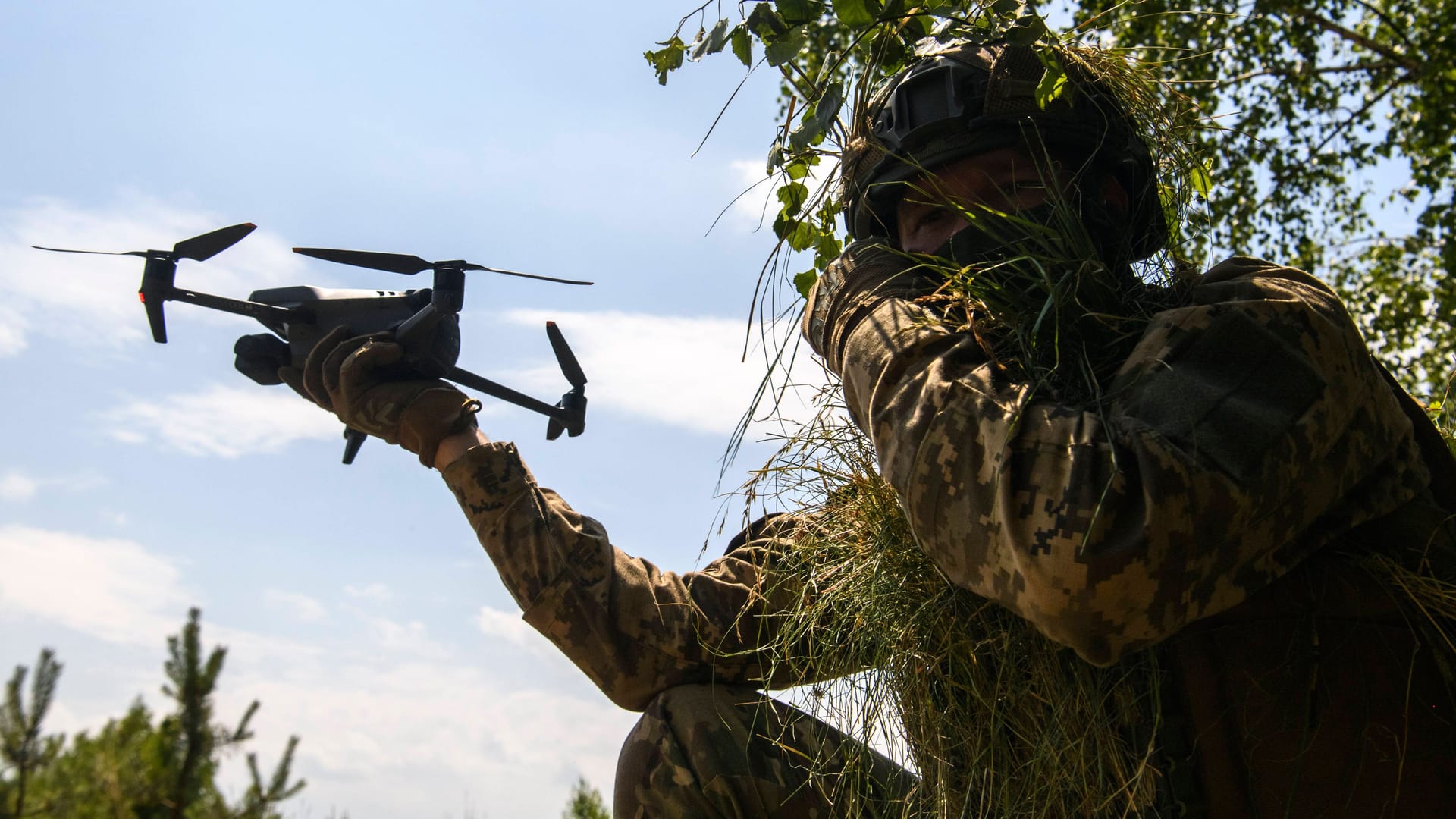 Ukrainischer Soldat mit einer Drohne (Archivbild): Alleine im vergangenen Jahr hat die Ukraine über 2 Millionen Drohnen hergestellt.