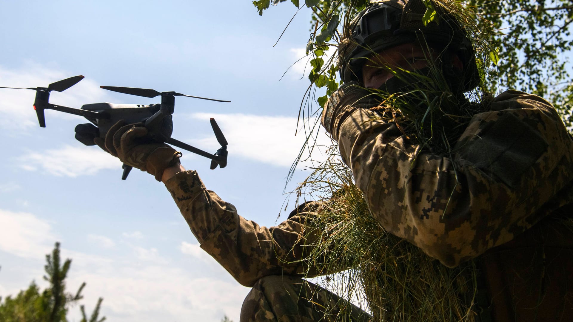 Ukrainischer Soldat mit einer Drohne (Archivbild): Alleine im vergangenen Jahr hat die Ukraine über 2 Millionen Drohnen hergestellt.