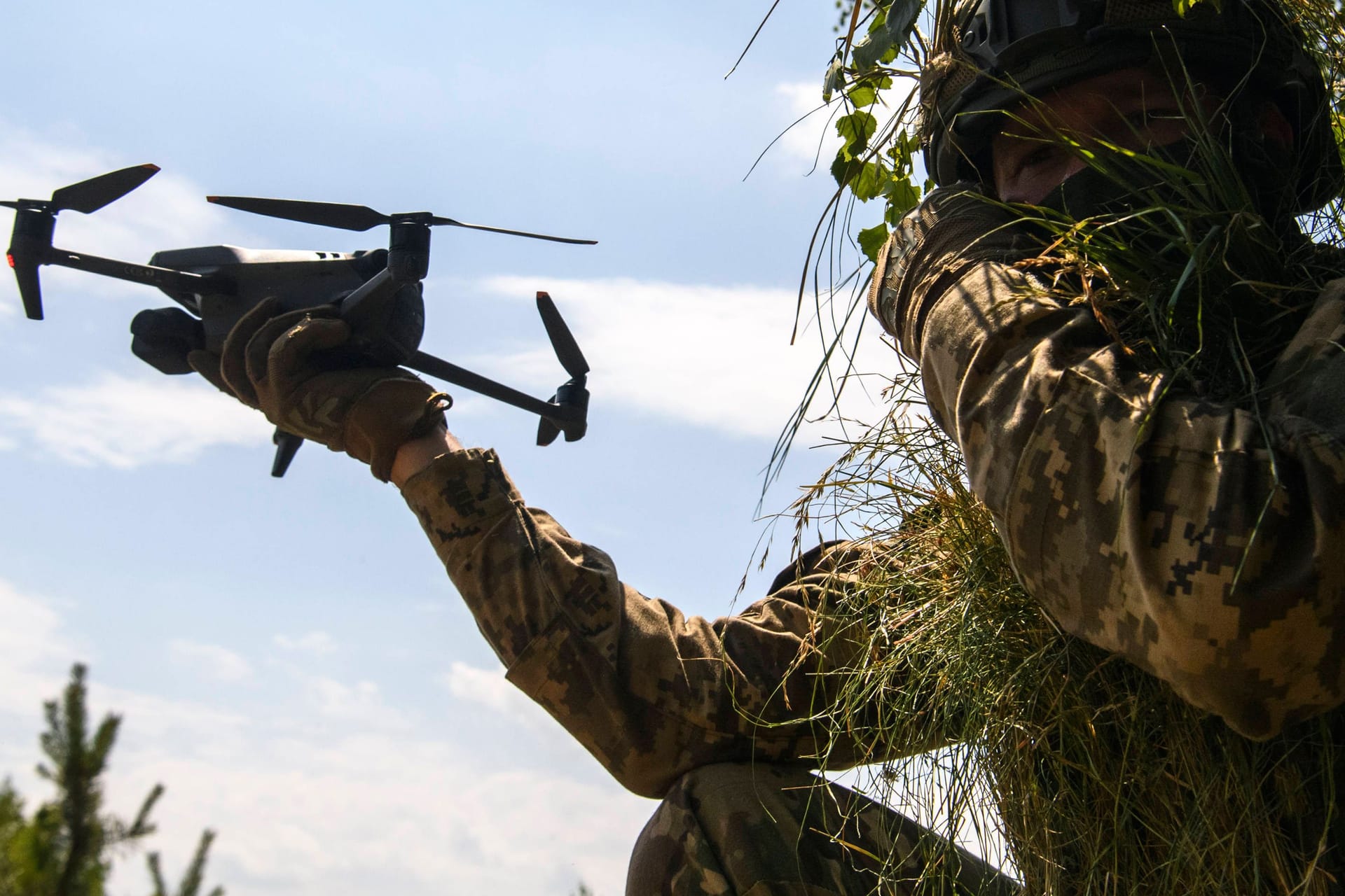 Ukrainischer Soldat mit einer Drohne (Archivbild): Alleine im vergangenen Jahr hat die Ukraine über 2 Millionen Drohnen hergestellt.