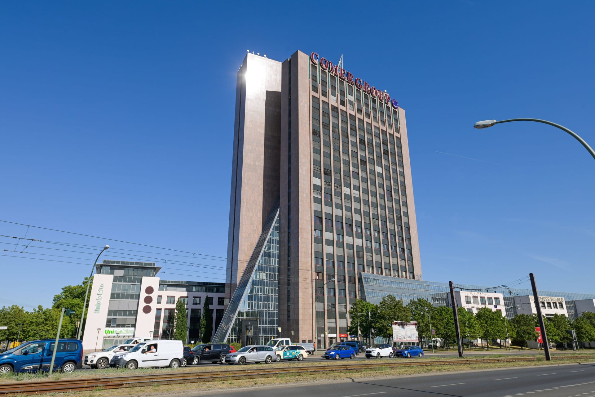 "Die Pyramide" steht in Marzahn-Hellersdorf und wurde in den Neunzigerjahren errichtet. Das Bürohaus ist mit einer Höhe von 100 Metern das höchste Gebäude im Bezirk.