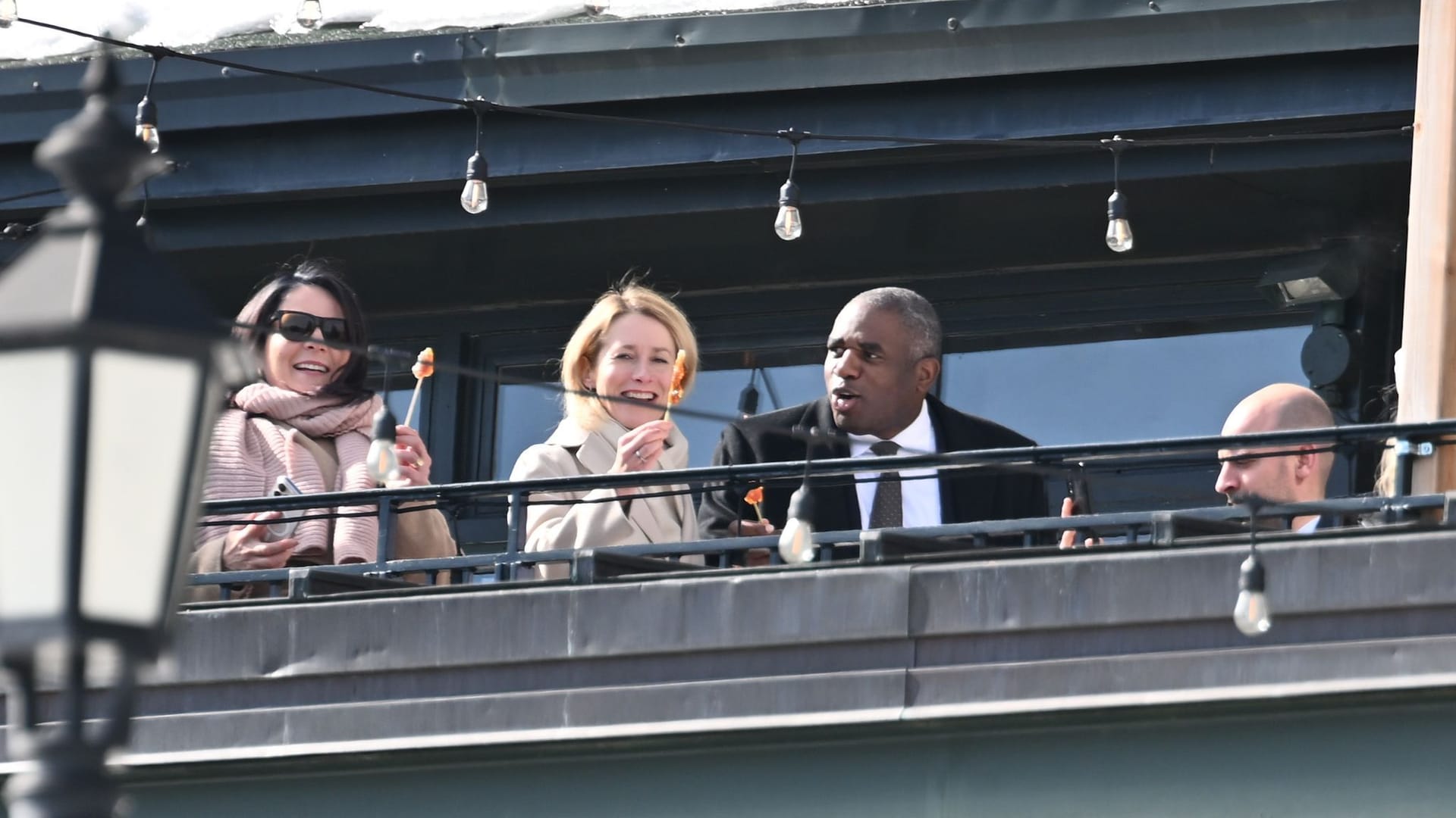 Einige der G7-Außenministerinnen und -Außenminister essen auf dem Balkon des Hotels ein Dessert.