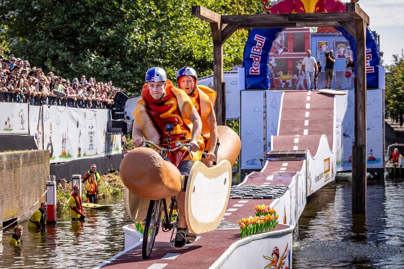 Teilnehmer als Hotdog beim "Stalen Ros" 2024 in Den Haag (Archivbild): Ähnlich wird es im Juni in Düsseldorf zugehen.