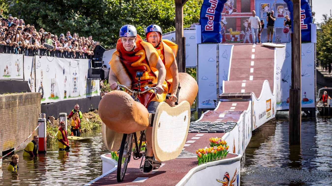 Teilnehmer als Hotdog beim "Stalen Ros" 2024 in Den Haag (Archivbild): Ähnlich wird es im Juni in Düsseldorf zugehen.