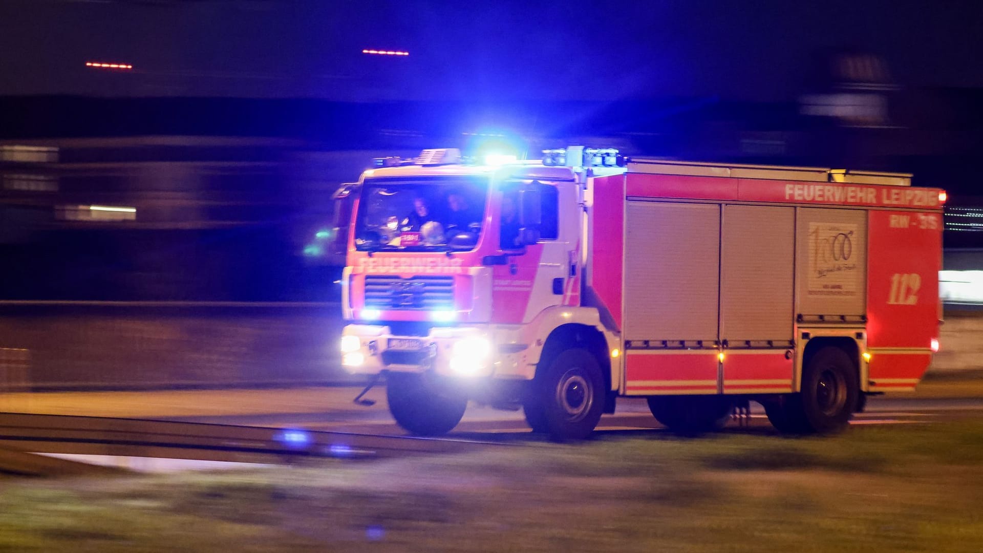 Lagerhalle auf Deponiegelände in Vollbrand