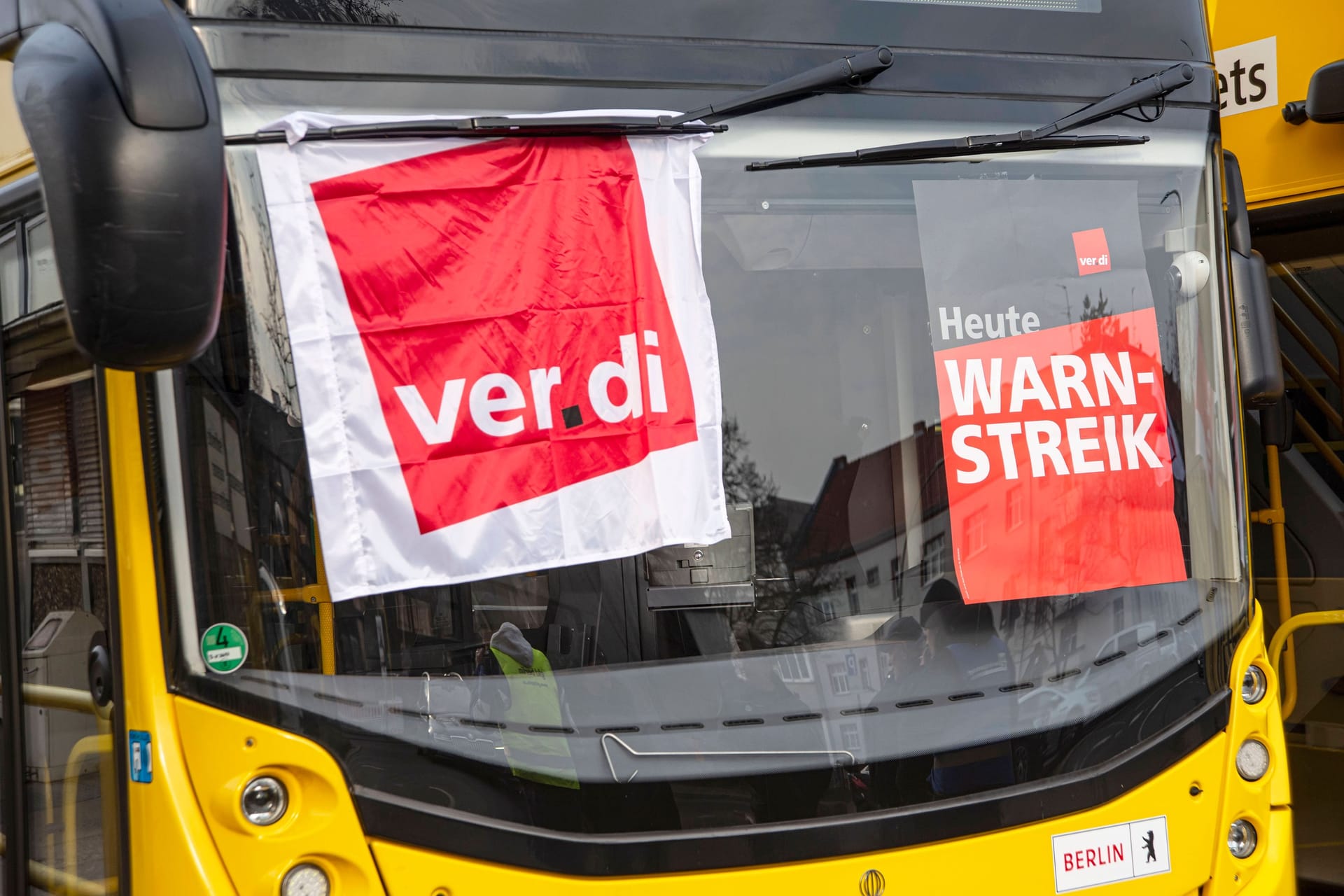 10 . 02 . 2025 , Berlin / Britz : Ganztägiger BVG Warnstreik in Berlin . Foto : BVG Betriebshof Britz in der Gradestraße .