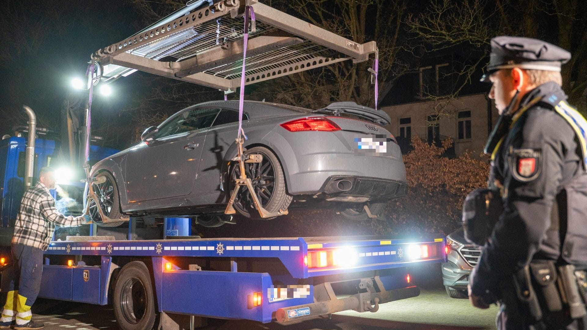 Ein Audi TT wird auf einen Abschleppwagen gehoben: Nur rund 500 Meter von der Unfallstelle entfernt konnten Beamten das Fahrzeug sicherstellen.