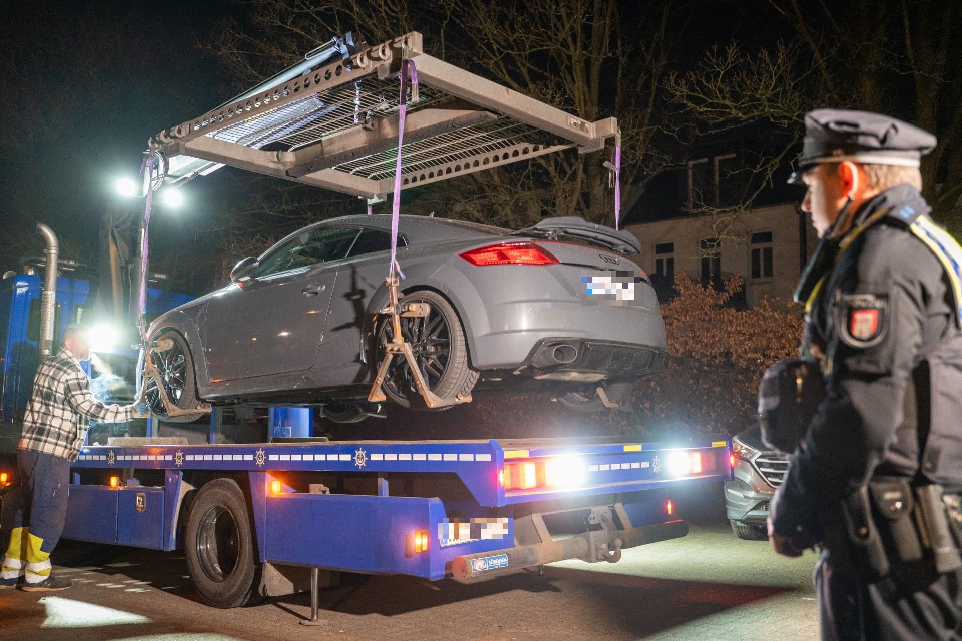 Ein Audi TT wird auf einen Abschleppwagen gehoben: Nur rund 500 Meter von der Unfallstelle entfernt konnten Beamten das Fahrzeug sicherstellen.