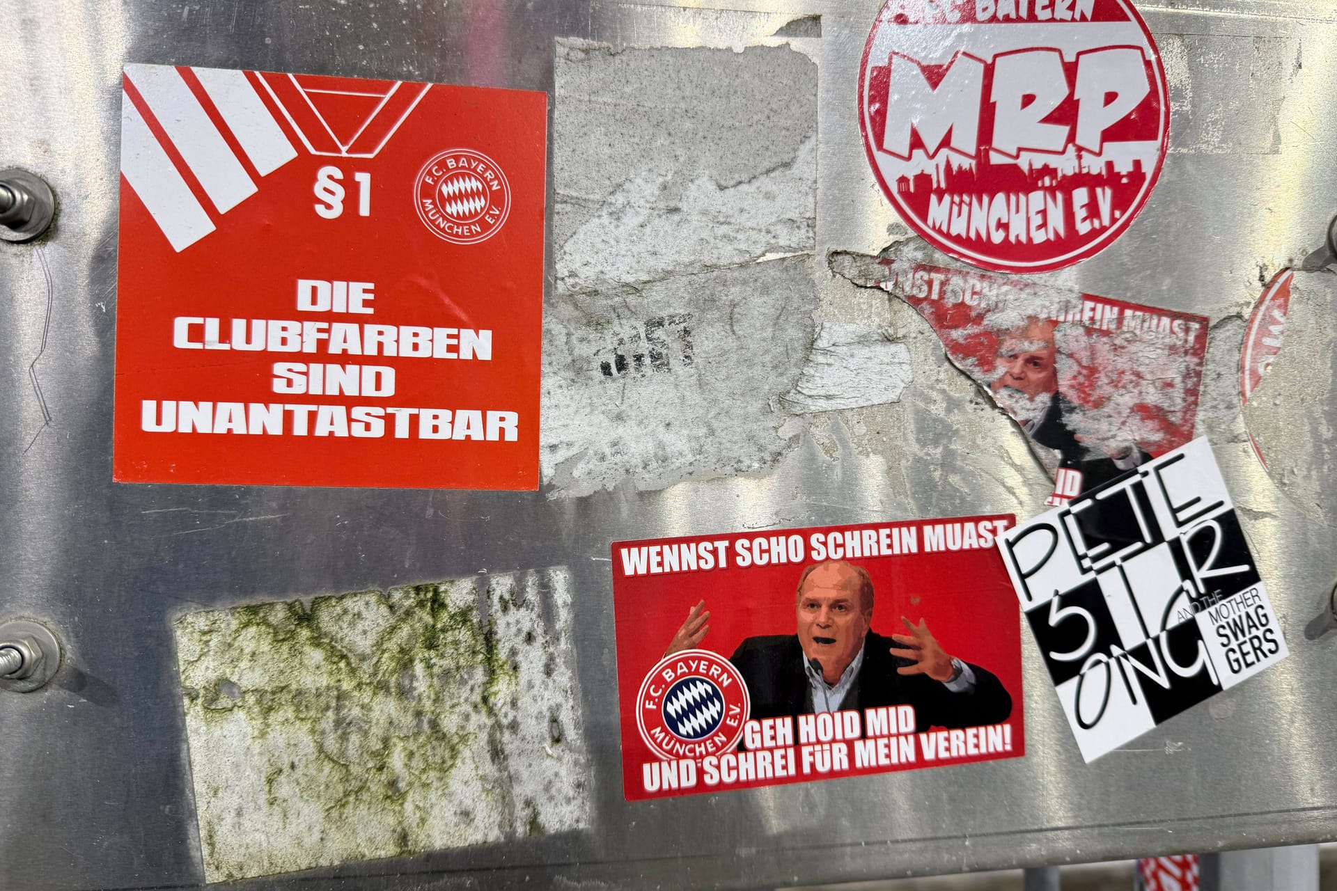 Aufkleber des FC Bayern (Archivbild): Die Männer wurden wegen Sachbeschädigung angezeigt.