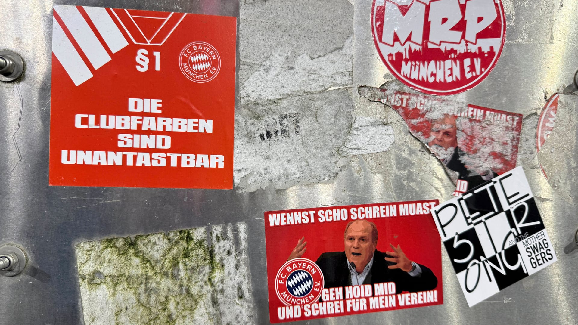 Aufkleber des FC Bayern (Archivbild): Die Männer wurden wegen Sachbeschädigung angezeigt.