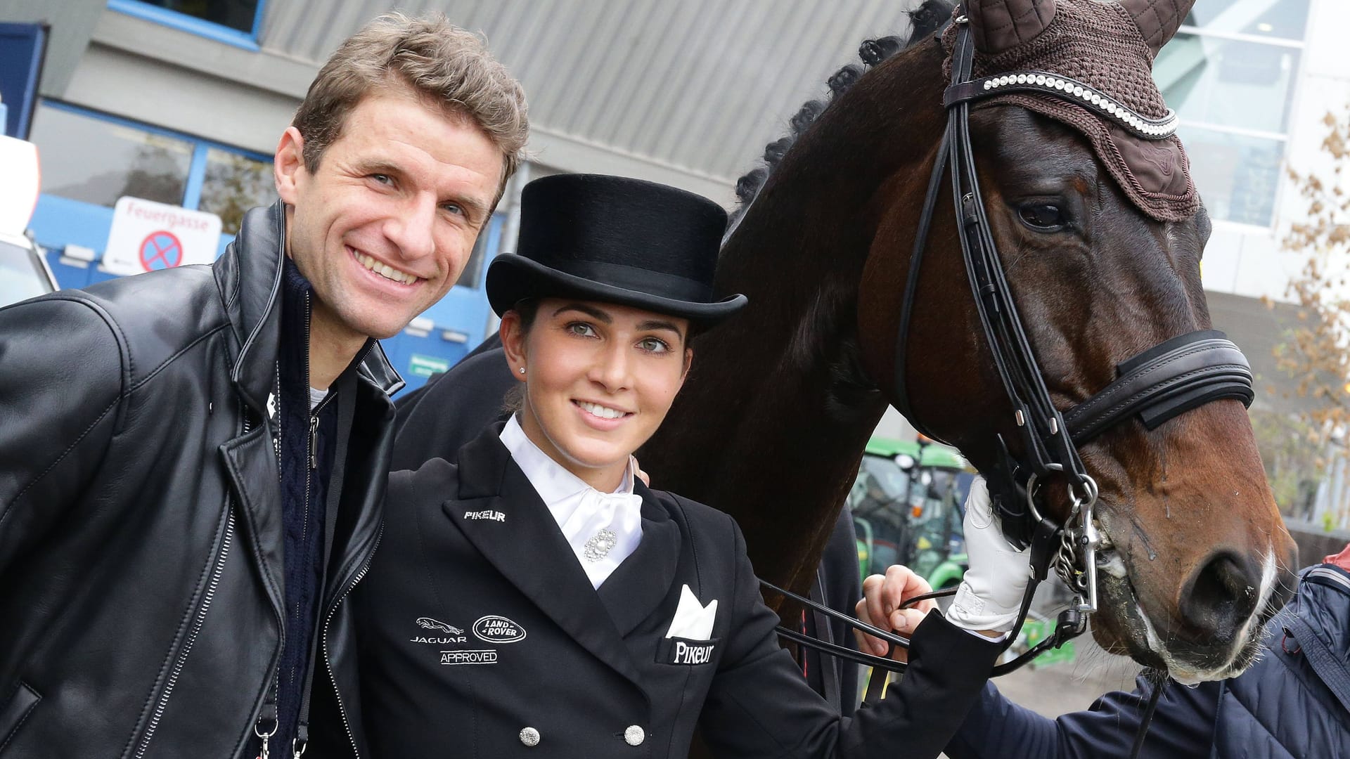 Thomas Müller mit seiner Frau Lisa: Die beiden hegen eine Leidenschaft für den Pferdesport.