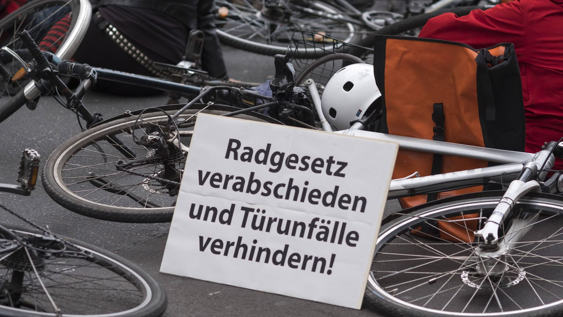 Demonstration gegen Radunfälle durch geöffnete Autotüren (Symbolbild): Der Mann verletzte sich am Kopf.