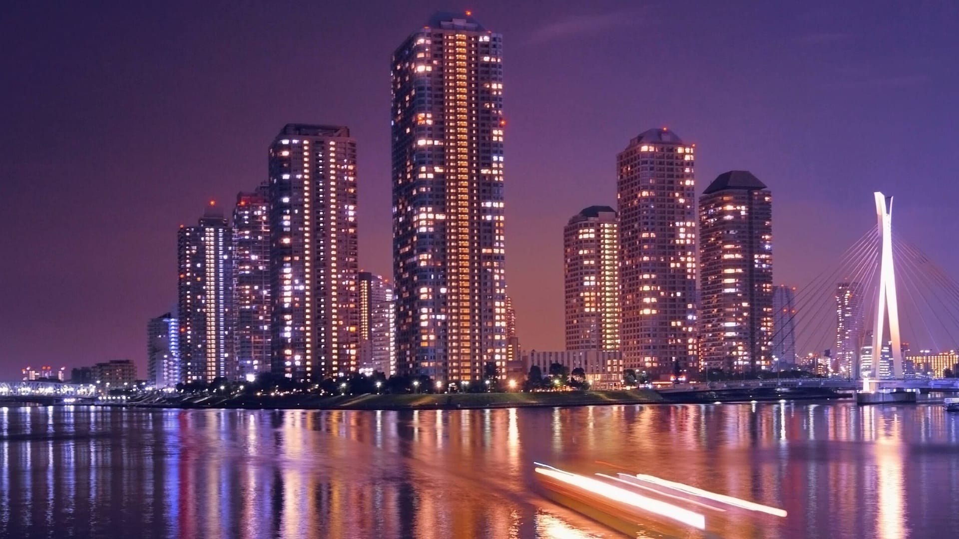 Tokio bei Nacht: Glitzernde Skyline einer Stadt voller Reichtum und technologischer Innovation.