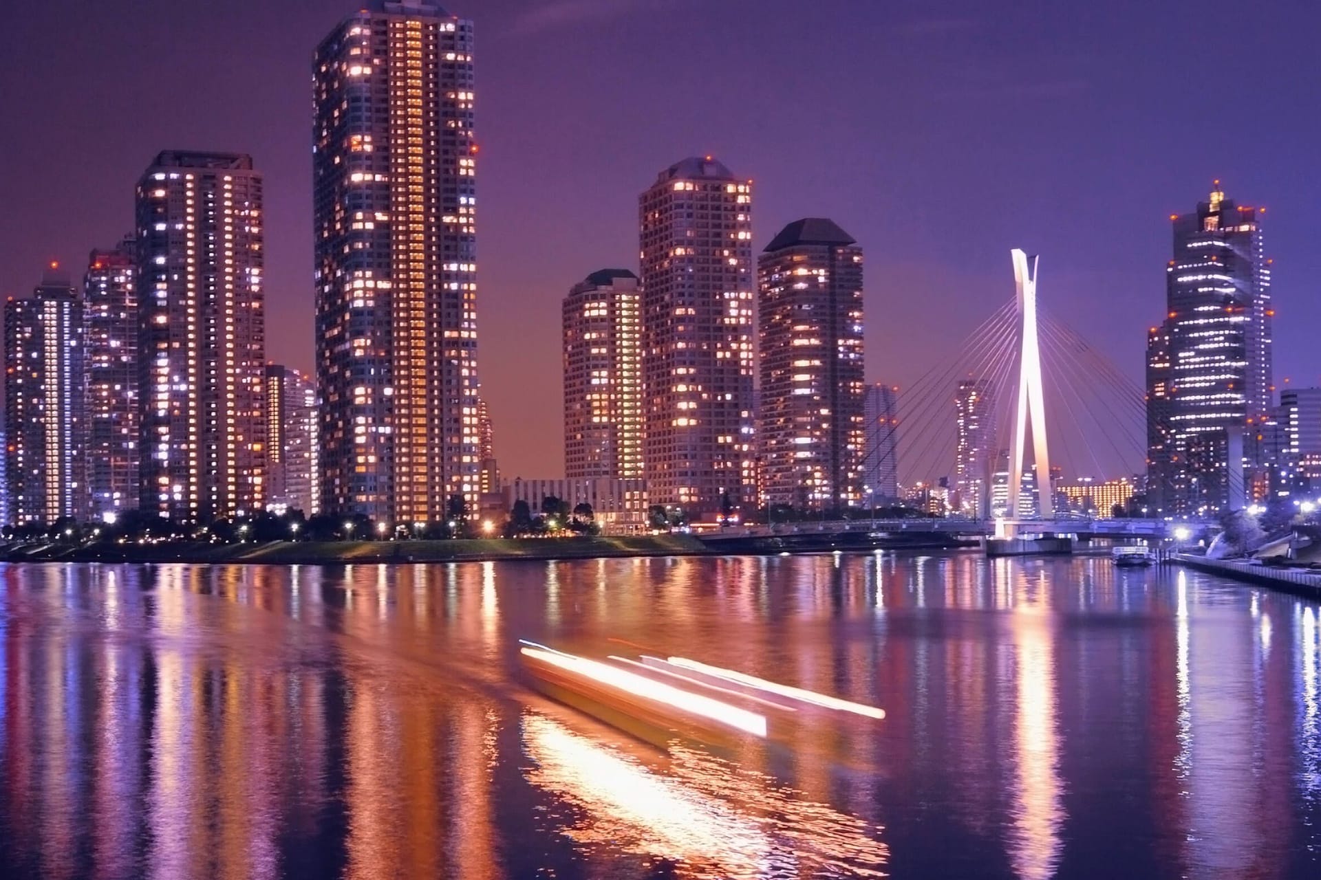 Tokio bei Nacht: Glitzernde Skyline einer Stadt voller Reichtum und technologischer Innovation.