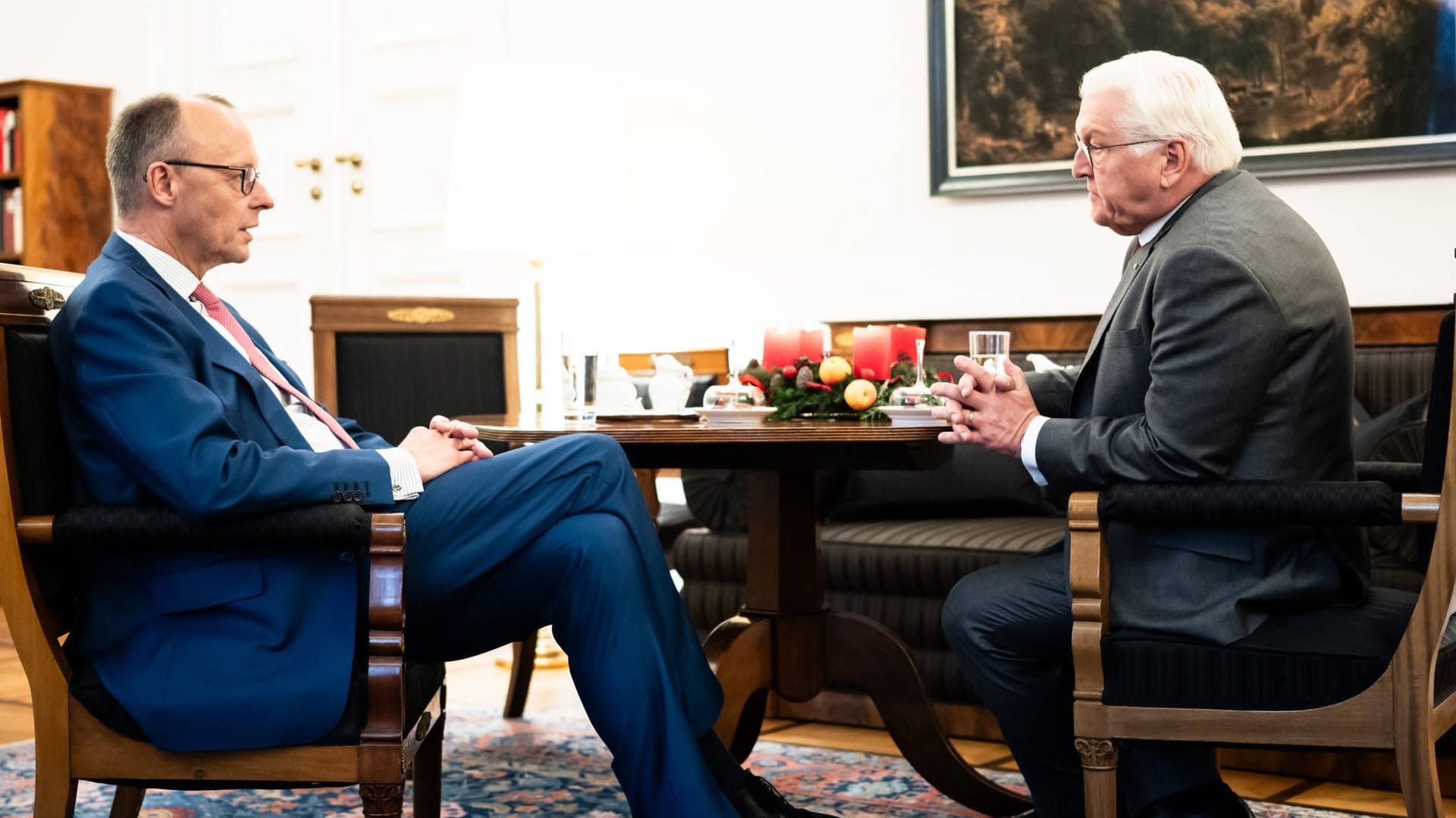 Frank-Walter Steinmeier (r) mit Friedrich Merz (Archivbild): Der Bundespräsident hat die Grundgesetzänderung für das Finanzpaket unterzeichnet