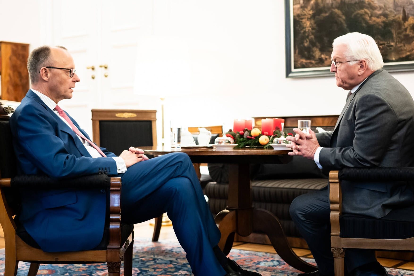 Frank-Walter Steinmeier (r) mit Friedrich Merz (Archivbild): Der Bundespräsident hat die Grundgesetzänderung für das Finanzpaket unterzeichnet