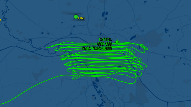 Das Flugzeug flog engmaschige Schleifen über Hannover.