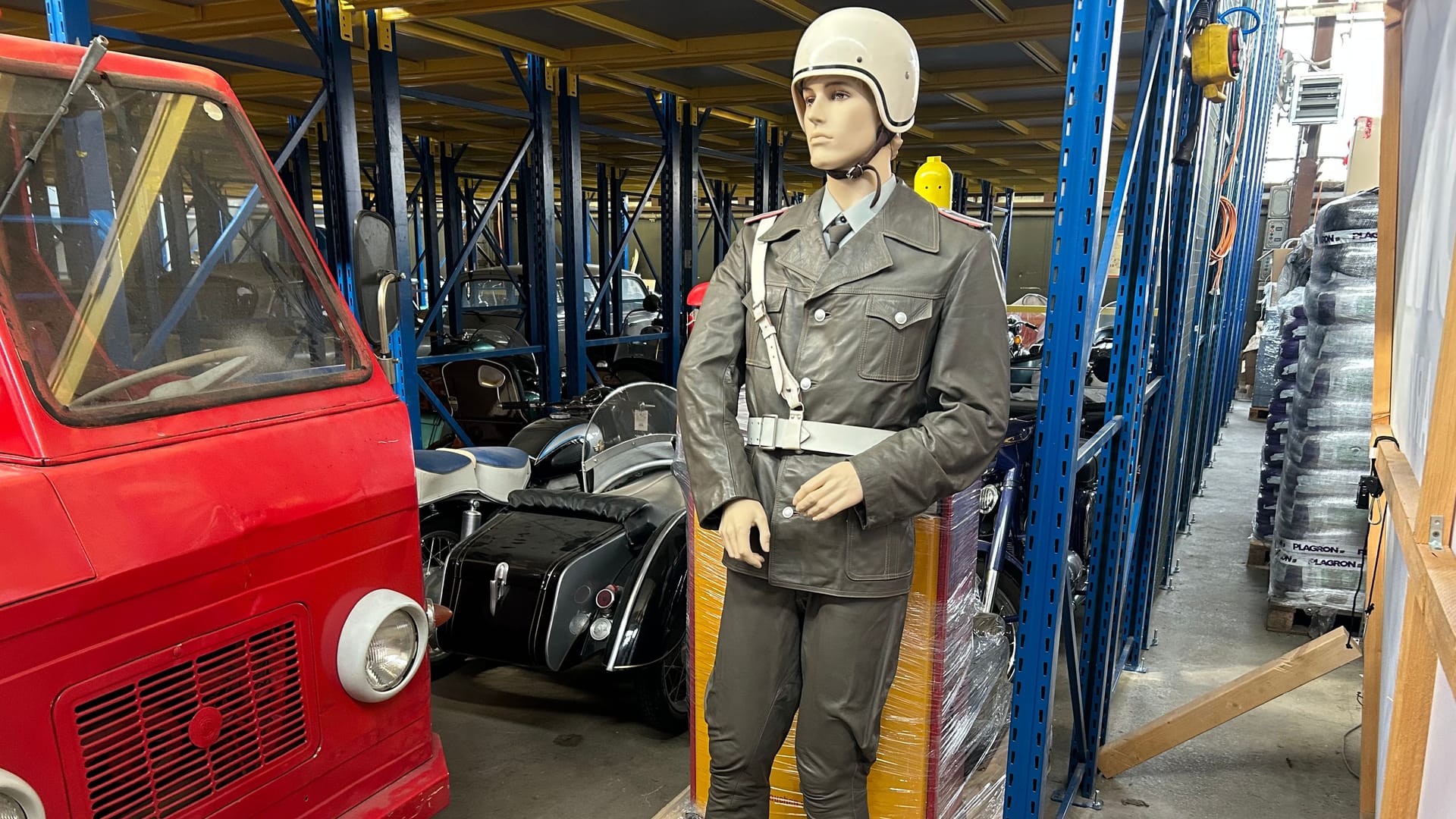 DDR-Uniform im DDR Museum Depot, Marzahn, Berlin