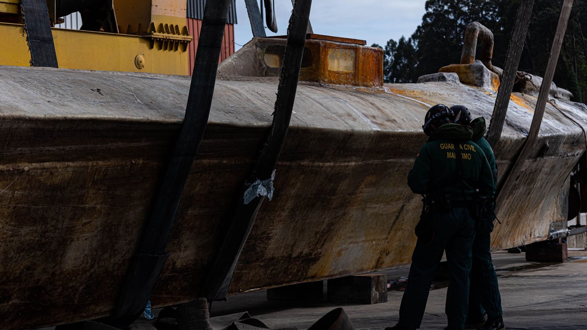 2023: Mitarbeiter der Guardia Civil sind im Einsatz, als ein gesunkenes mutmaßliches Drogen-U-Boot vor der Küste im Nordwesten des Landes gehoben wird.