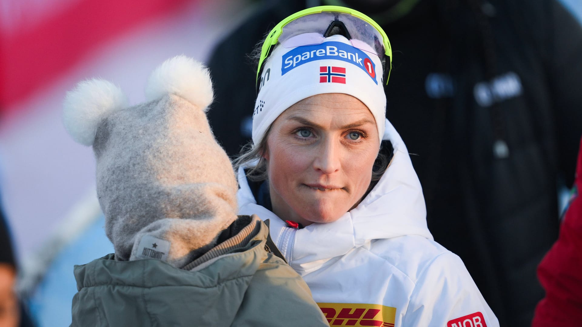 Therese Johaug im Dezember 2024 mit ihrem Kind im Arm: Die Familie spielt bei der mehrfachen Olympiasiegerin eine wichtige Rolle.