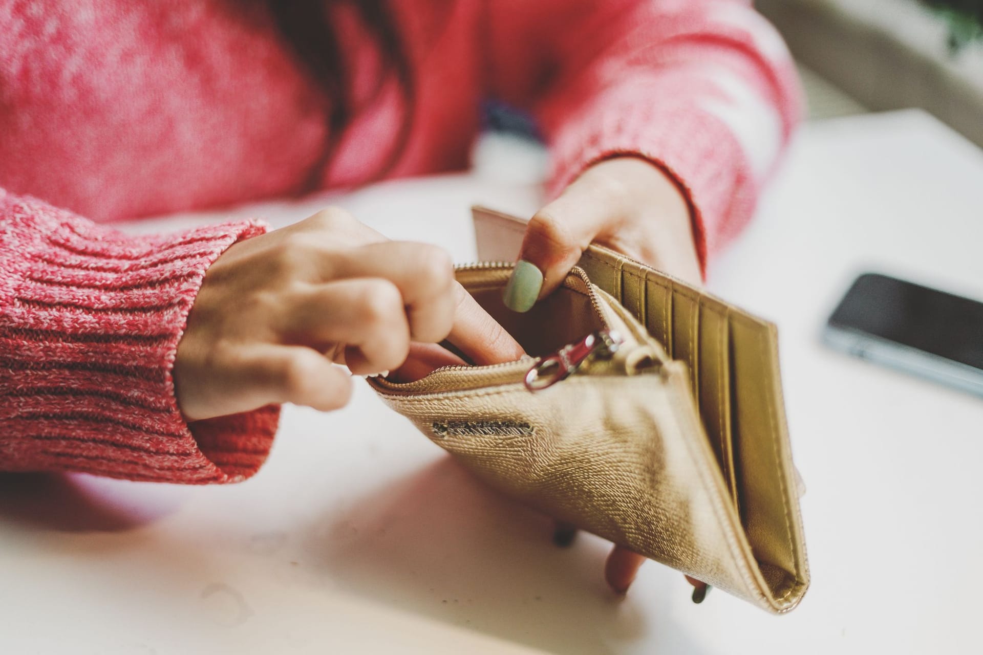 Leeres Portemonnaie: Bei den Zinsen auf Tagesgeld geht es weiter bergab.