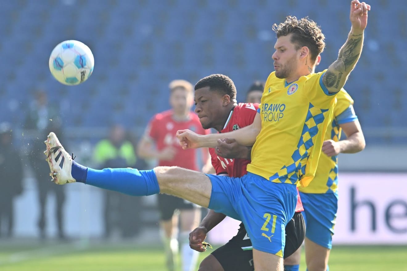 Kampf um den Ball: Braunschweigs Kevin Ehlers (r.) gegen Hannovers Jessic Ngankam.