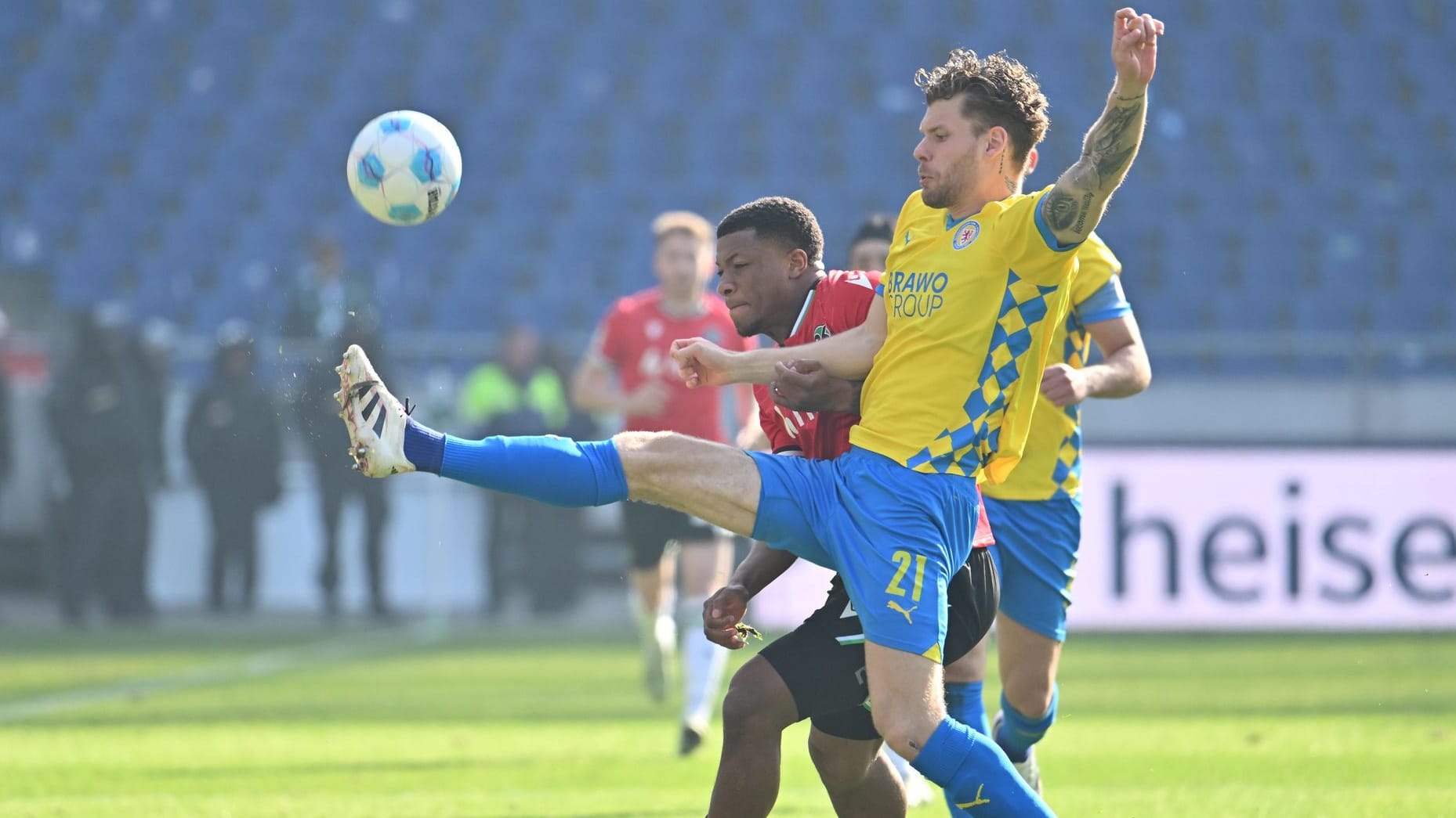 Kampf um den Ball: Braunschweigs Kevin Ehlers (r.) gegen Hannovers Jessic Ngankam.