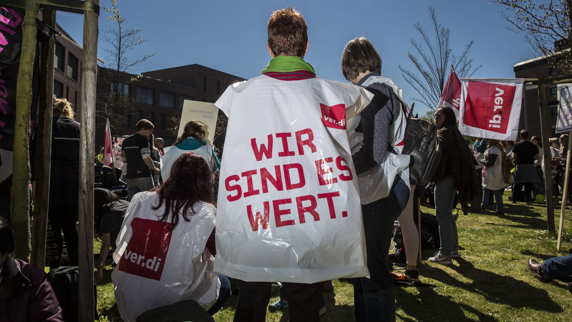 Streikendes Klinikpersonal in Hessen (Archivbild):