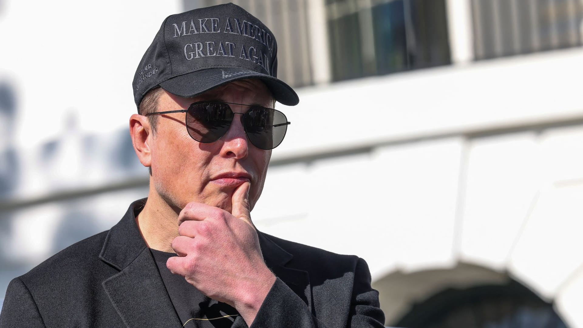 Elon Musk trägt die Maga-Kappe.