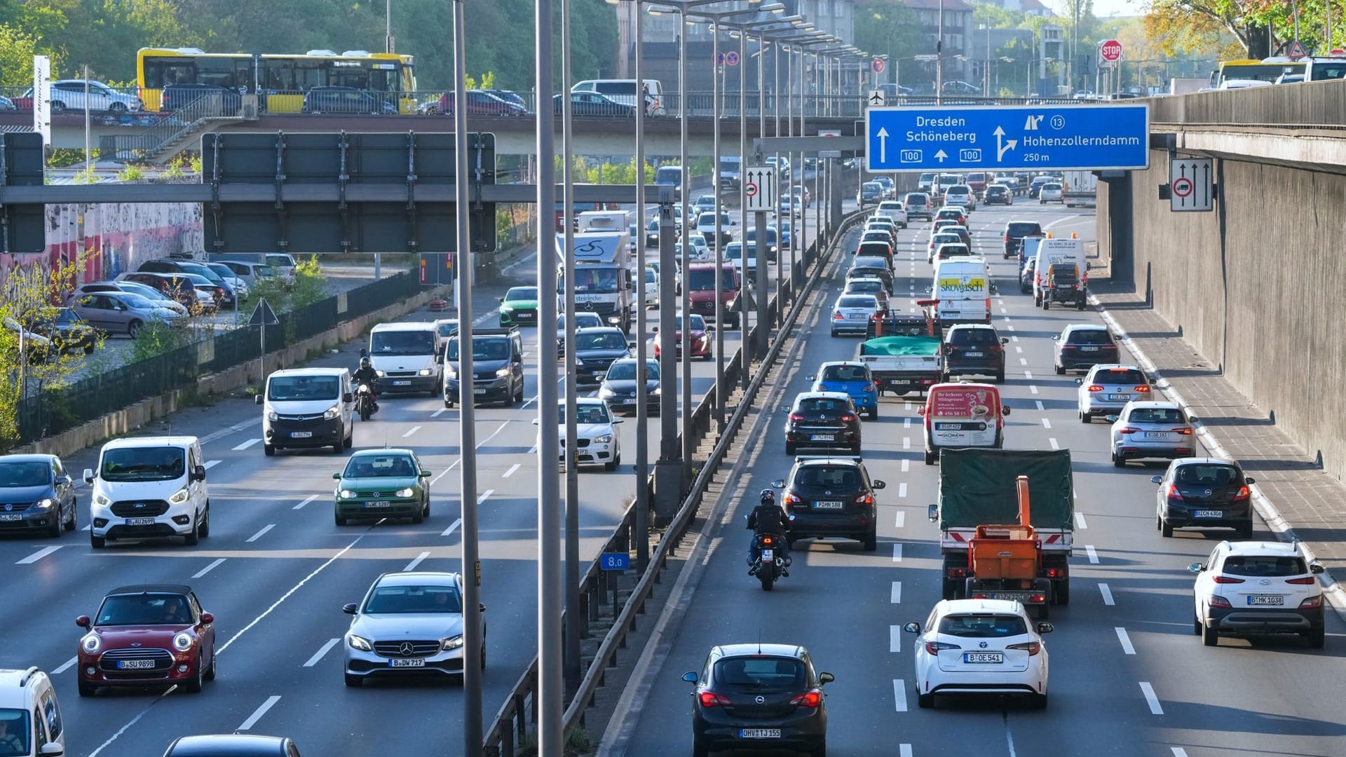 Dichter Berufsverkehr auf der Stadtautobahn A100 (Archivbild): Eine Fahrspur Richtung Norden wird ab Montag freigegeben.