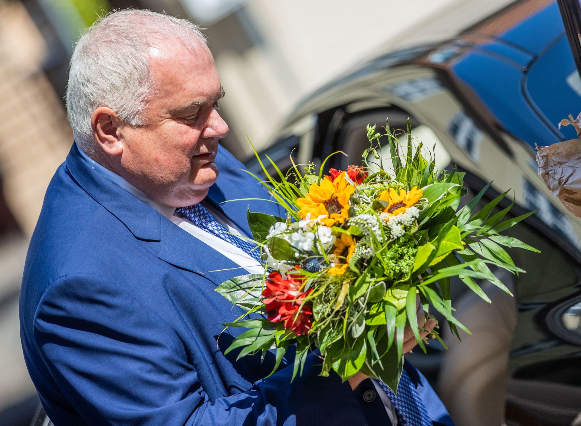 Matthias Warnig, Geschäftsführer der Nord Stream 2 AG, bringt der Ministerpräsidentin von Mecklenburg-Vorpommern, Manuela Schwesig (SPD) Blumen in die Staatskanzlei (Archivbild).