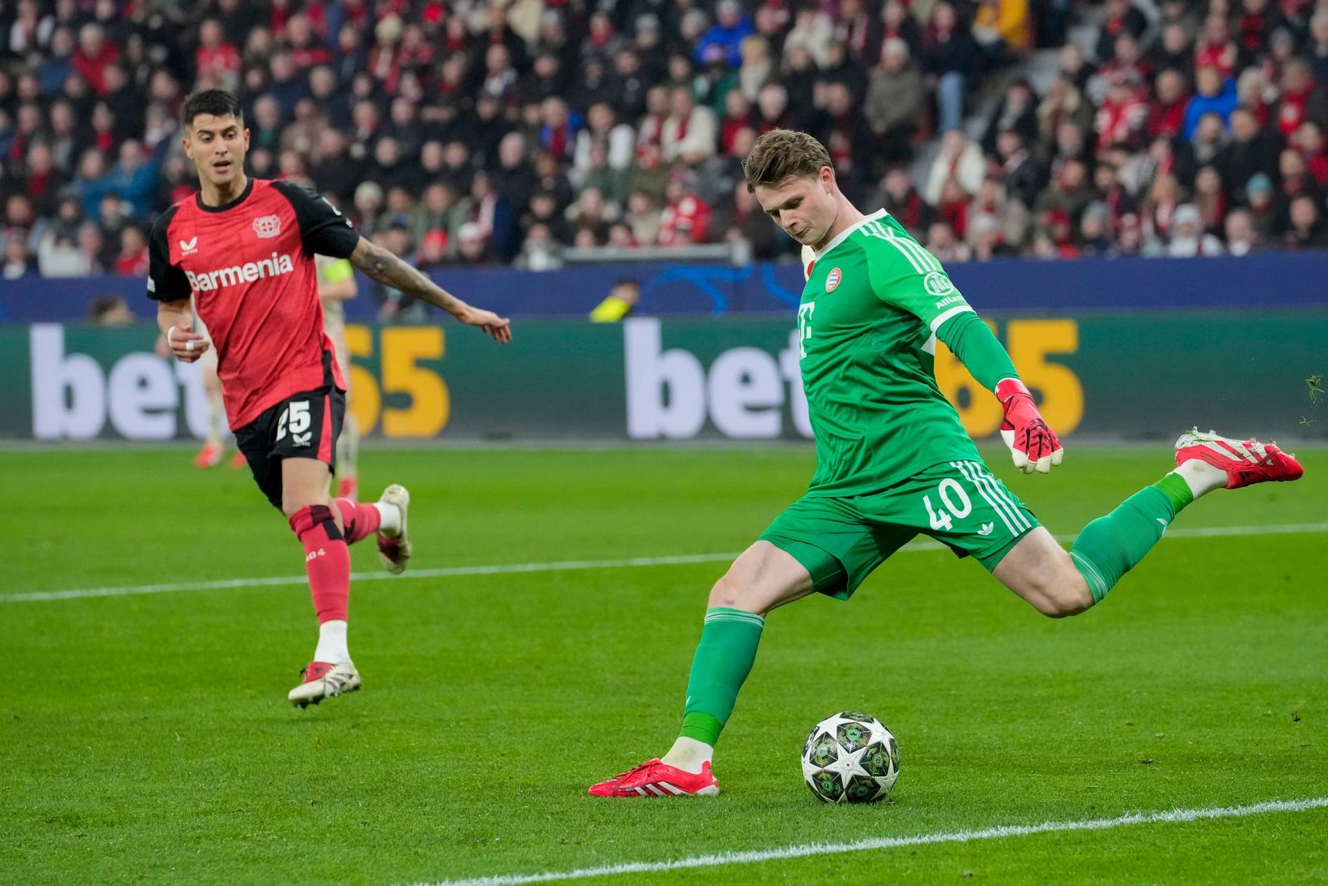 Jonas Urbig: Erneut als Neuer-Vertreter und immer wieder als Anspielstation gefragt. Behielt auch in Bedrängnis dabei die Ruhe. Faustete eine gefährliche Ecke weg (33.). Starke Parade gegen Frimpong (65.) und in der Nachspielzeit gegen Palacios. Hielt auch Schicks Kopfball im Nachfassen fest (66.). Blieb ohne Gegentor. Cooler Auftritt. Bestand seine Feuertaufe mit Bravour. Note 2