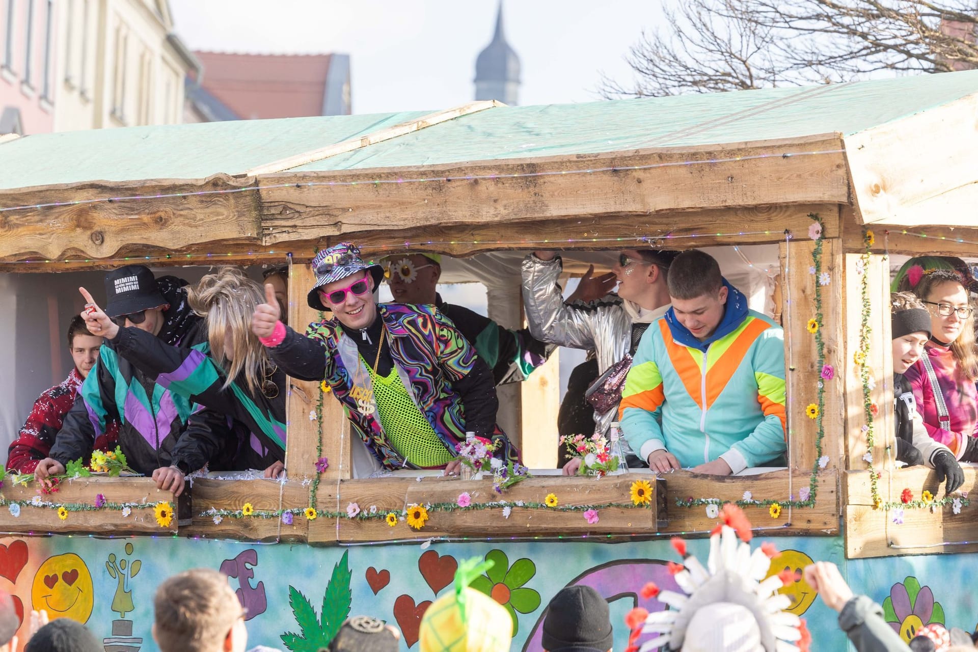 Beim Faschingsumzug in Radeburg fahren Menschen auf einem Wagen. Unter dem Motto der 68. Saison: "RaBuMania - Karneval der Extreme!" lässt der Radeburger Carnevals-Clubs RCC den Umzug wieder zu einem Highlight in der fünften Jahreszeit werden.