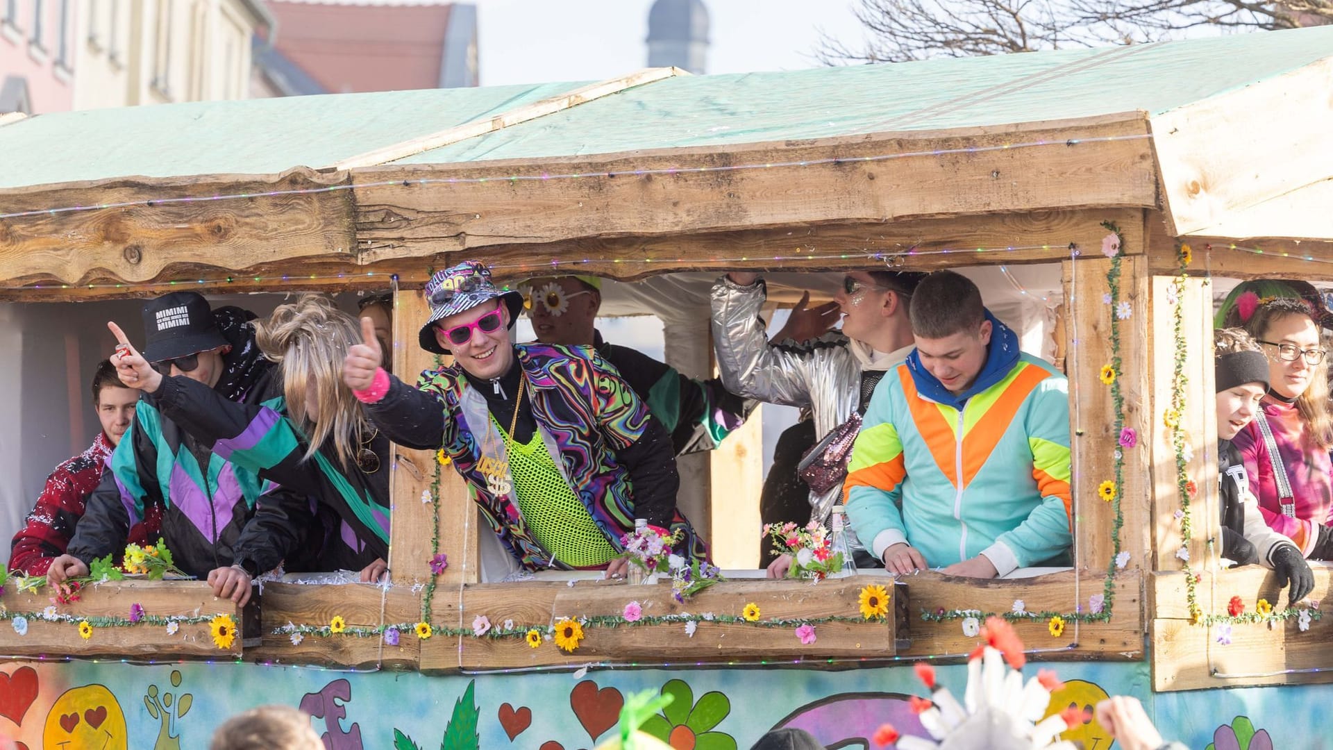 Beim Faschingsumzug in Radeburg fahren Menschen auf einem Wagen. Unter dem Motto der 68. Saison: "RaBuMania - Karneval der Extreme!" lässt der Radeburger Carnevals-Clubs RCC den Umzug wieder zu einem Highlight in der fünften Jahreszeit werden.