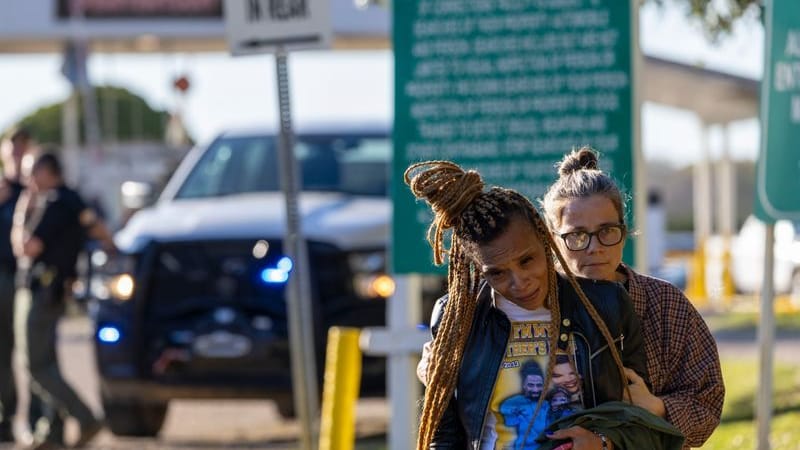 Vor dem Gefängnis gab es Proteste: Florence, die Schwester von Jessie Hoffman Jr., wird von einer Unterstützerin getröstet.