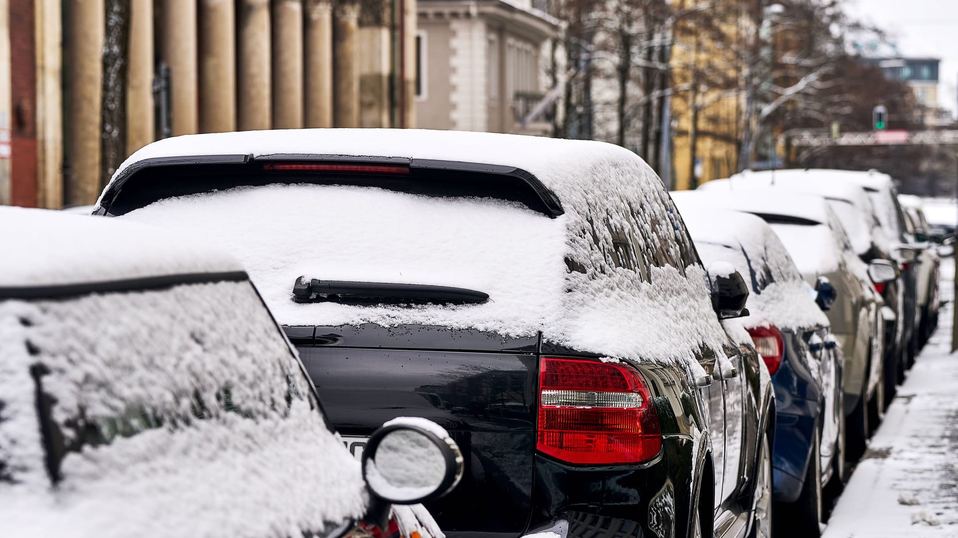 Mit Schnee bedeckte Autos (Archivbild): In den Morgenstunden kann es in München weiß werden.