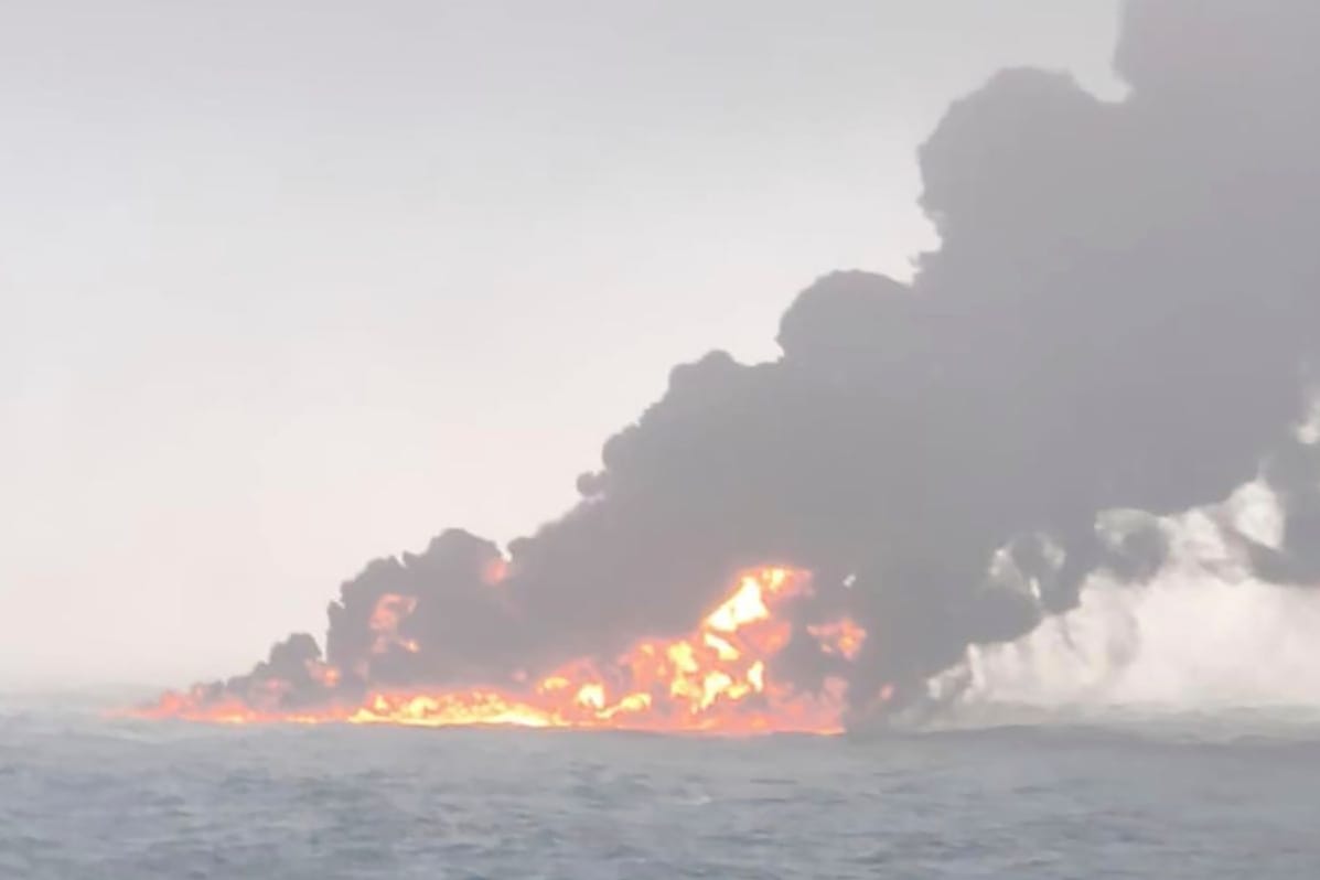 Öltanker in Flammen: Die "Stena Immaculate" war am Montag von der "Solong" gerammt worden.