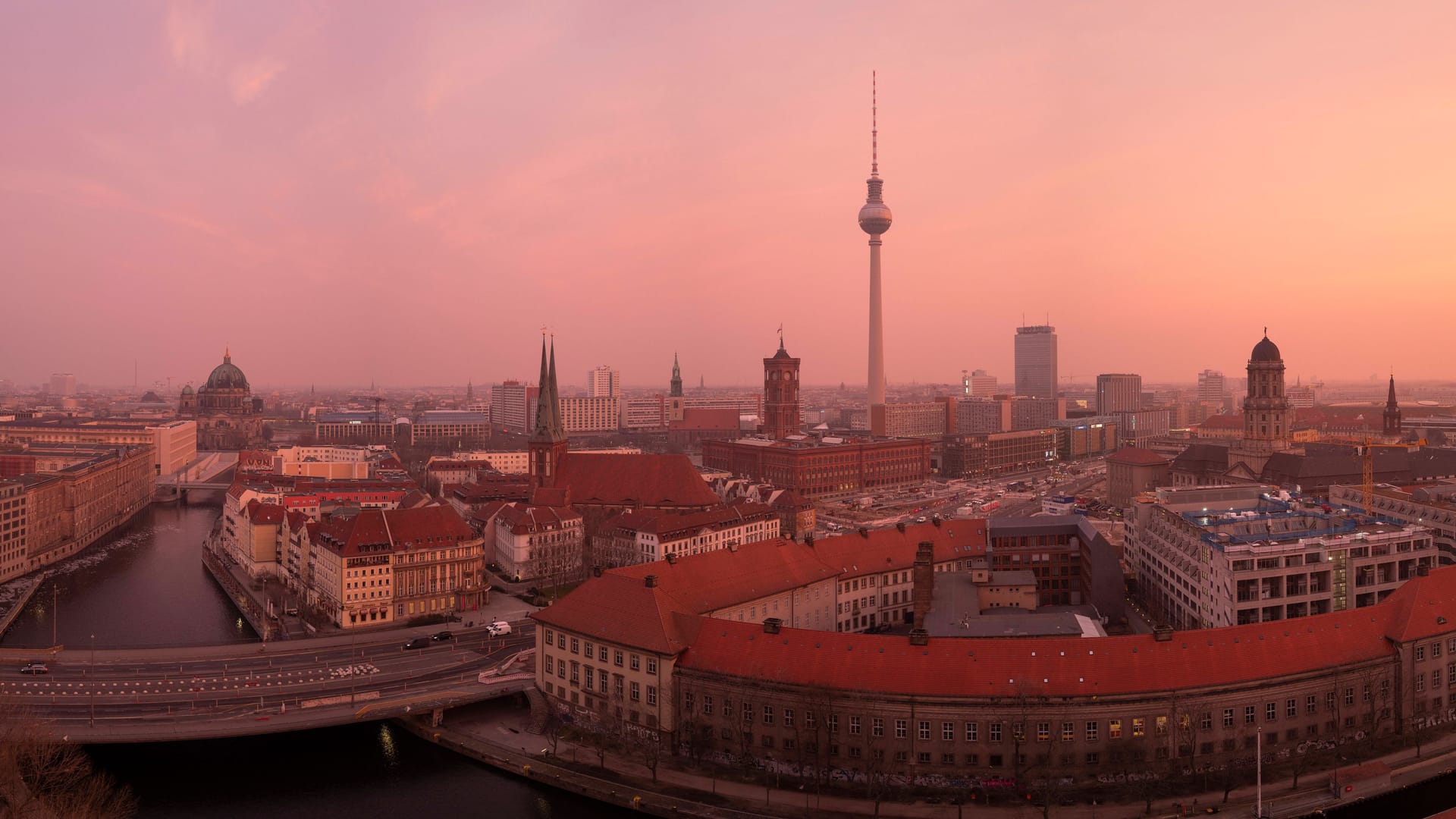 Diesige Luft über der Stadt (Symbolbild): In Berlin gibt es 15 Luftgüte-Messtationen.