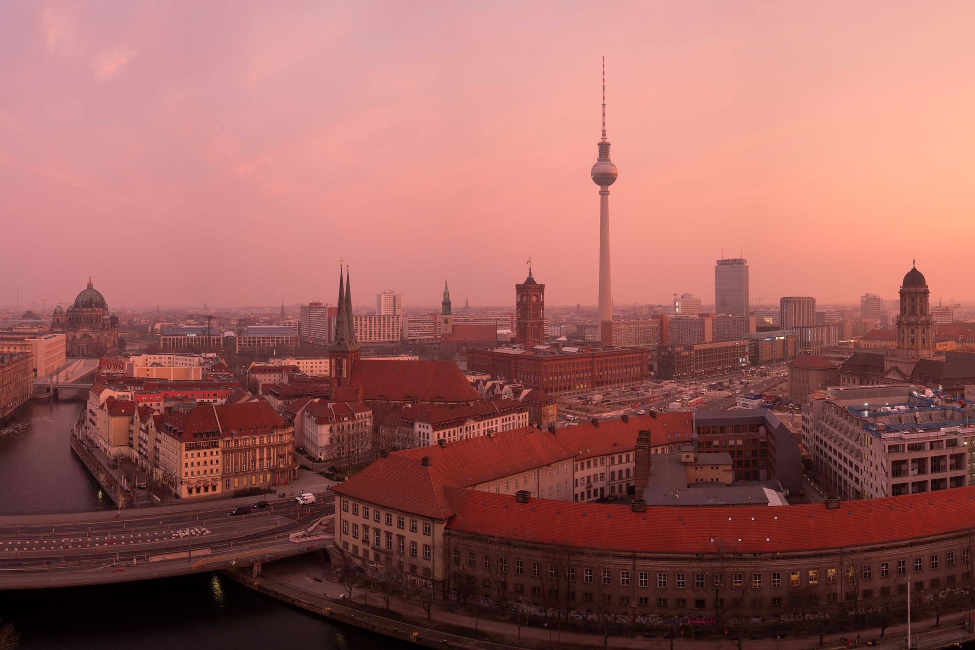 Diesige Luft über der Stadt (Symbolbild): In Berlin gibt es 15 Luftgüte-Messtationen.